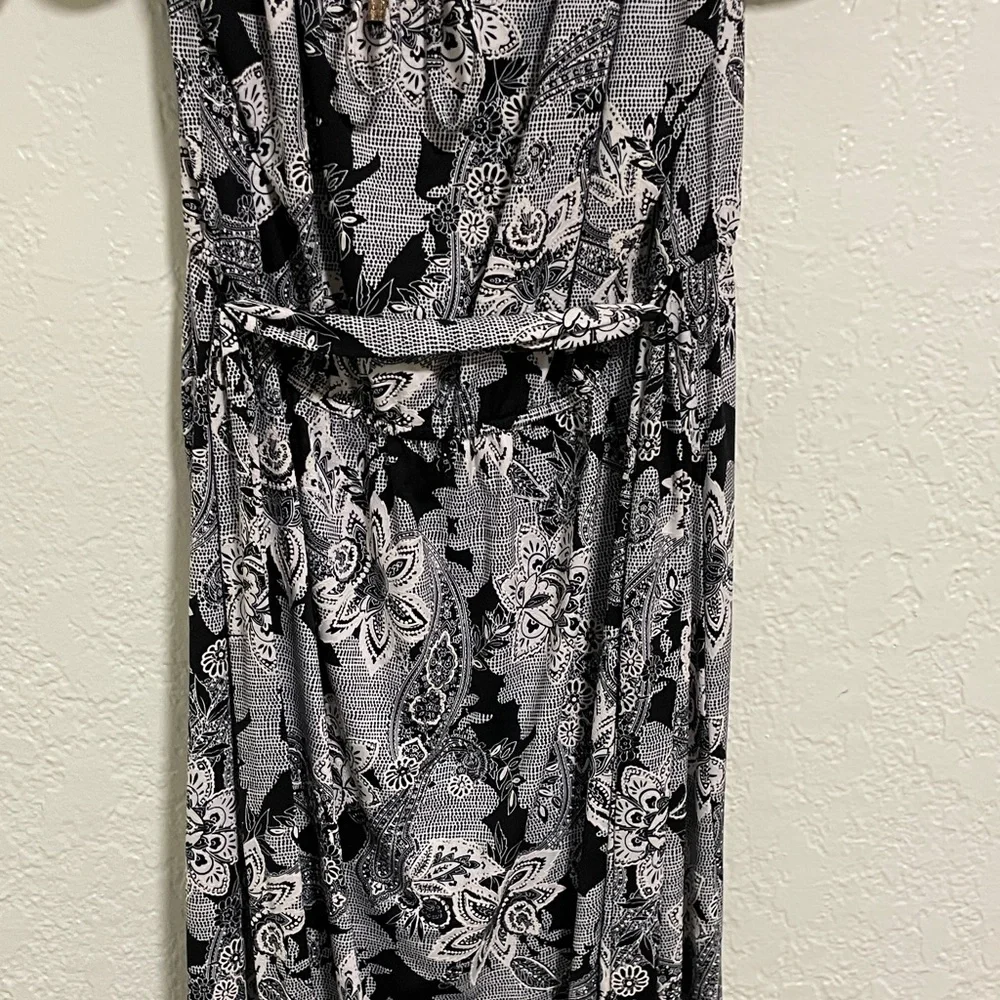 Black & White Floral Puff-Sleeve Midi Dress by - Picture 3 of 8